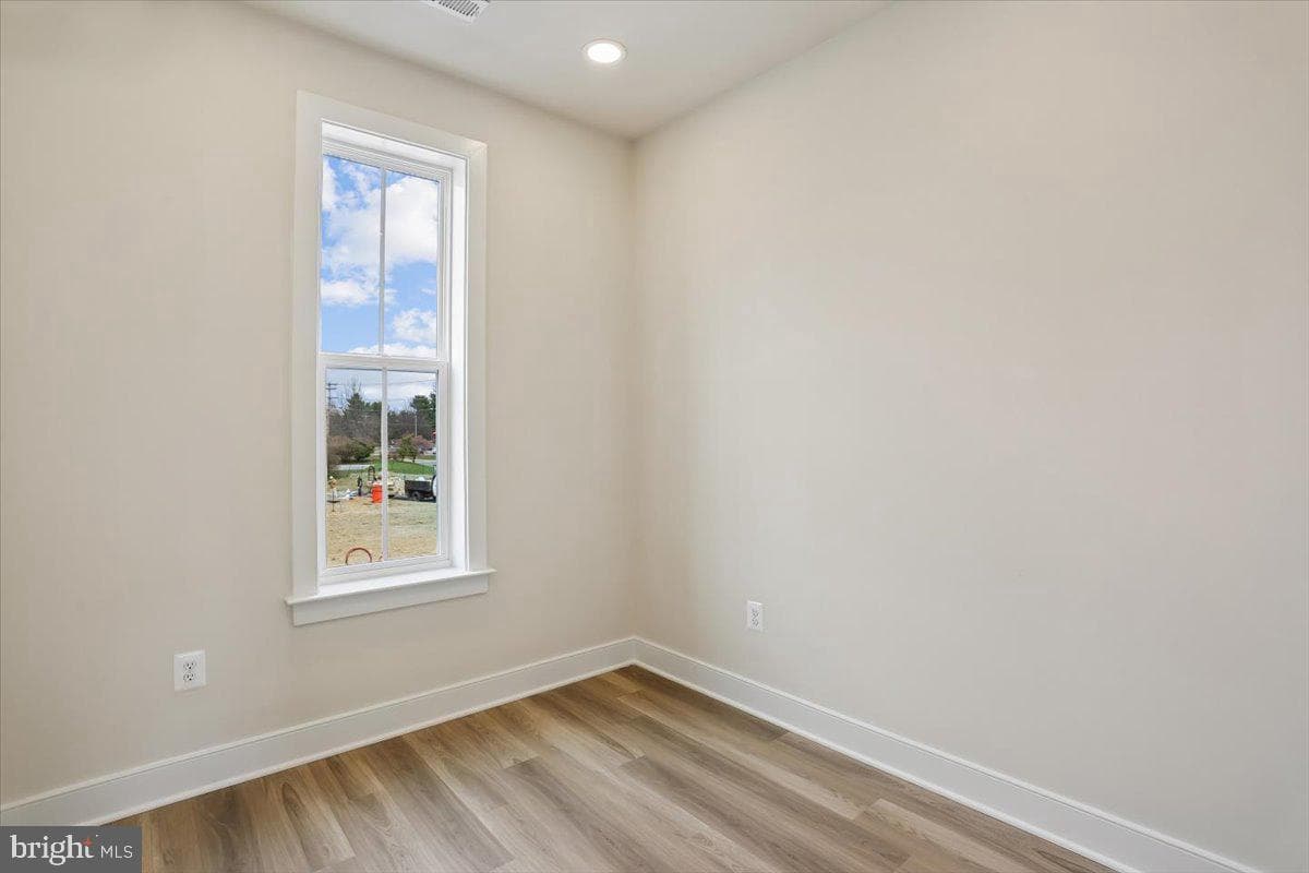 102 Allen Lane photo 32