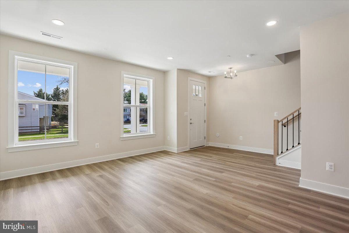 102 Allen Lane photo 8