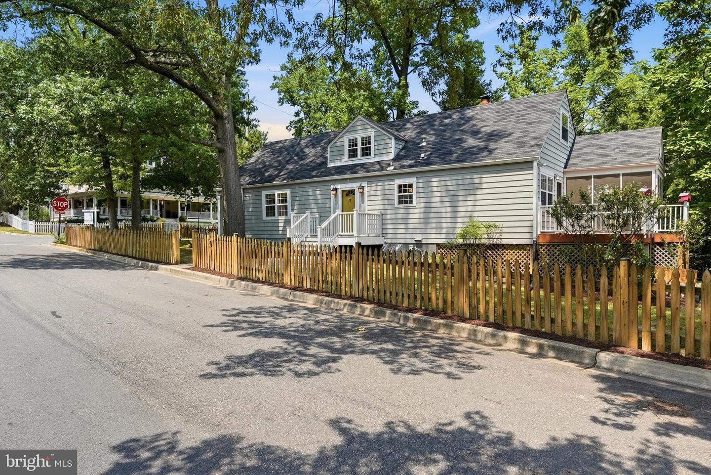 901 Davis Avenue photo 2