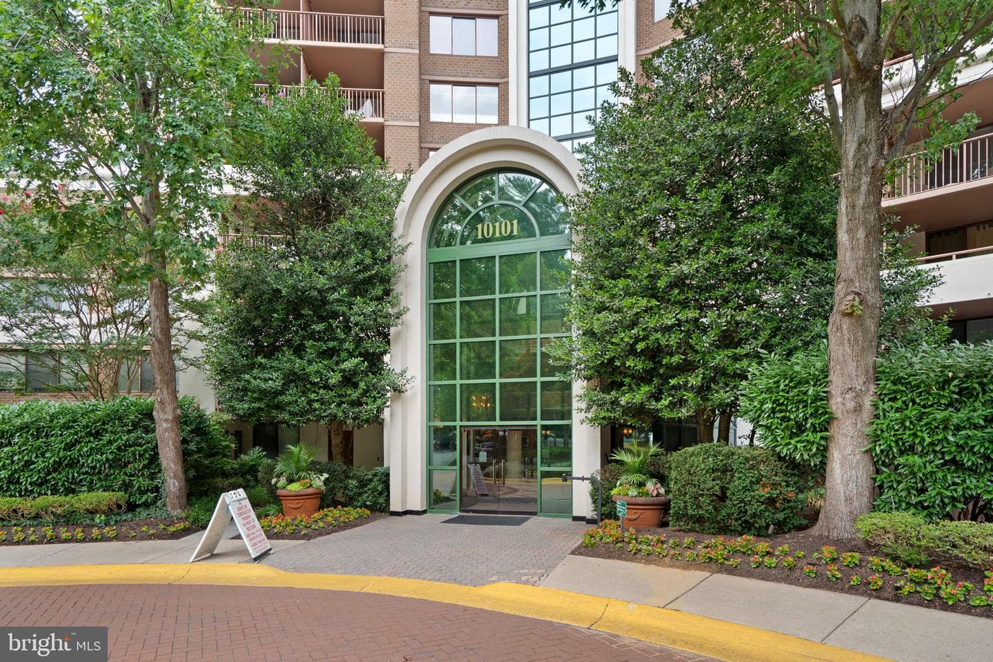 10101 Grosvenor Place #2013 photo 3