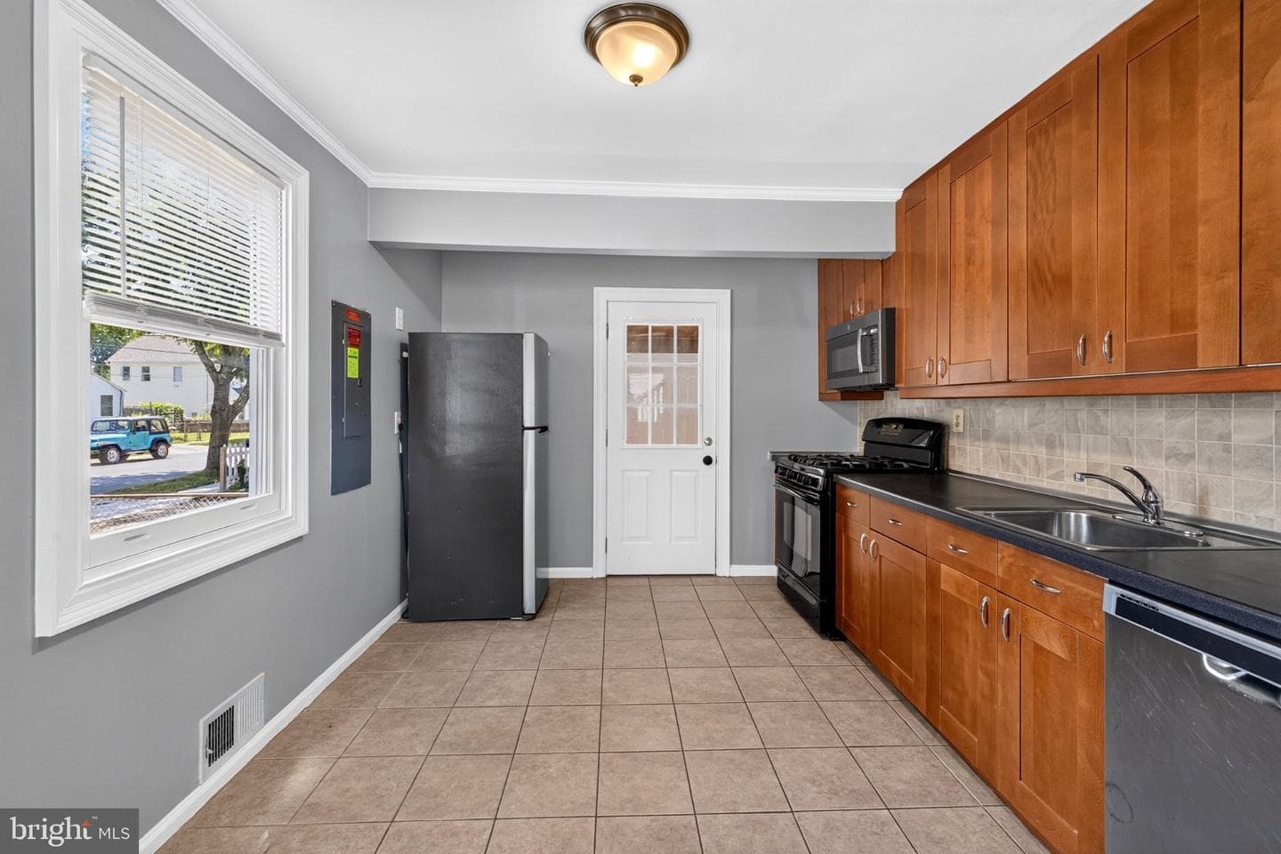 608 Burgundy Drive photo 3