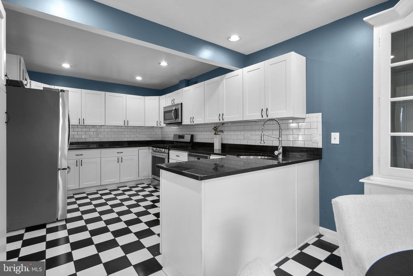 822 Loxford Terrace photo 10