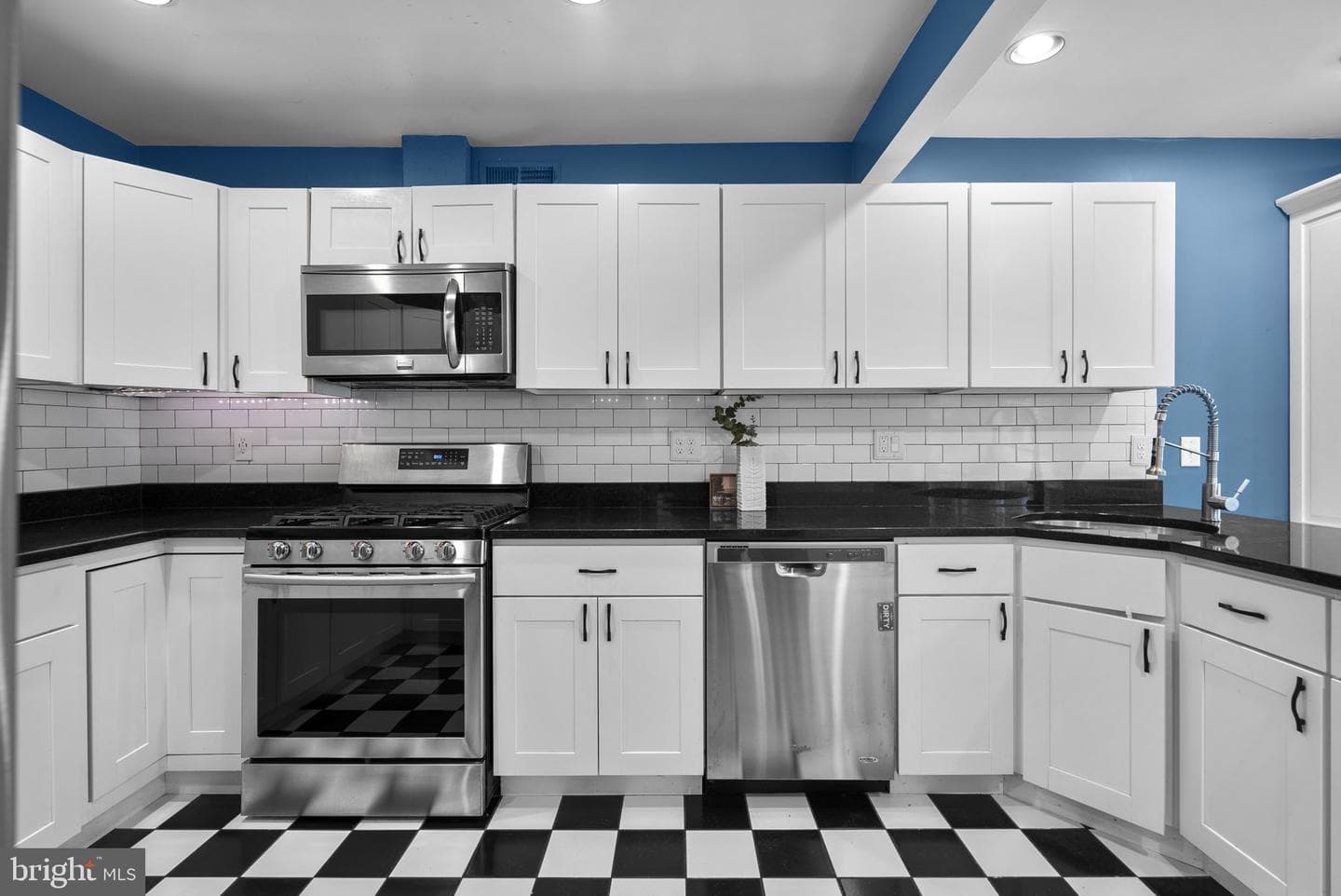 822 Loxford Terrace photo 8