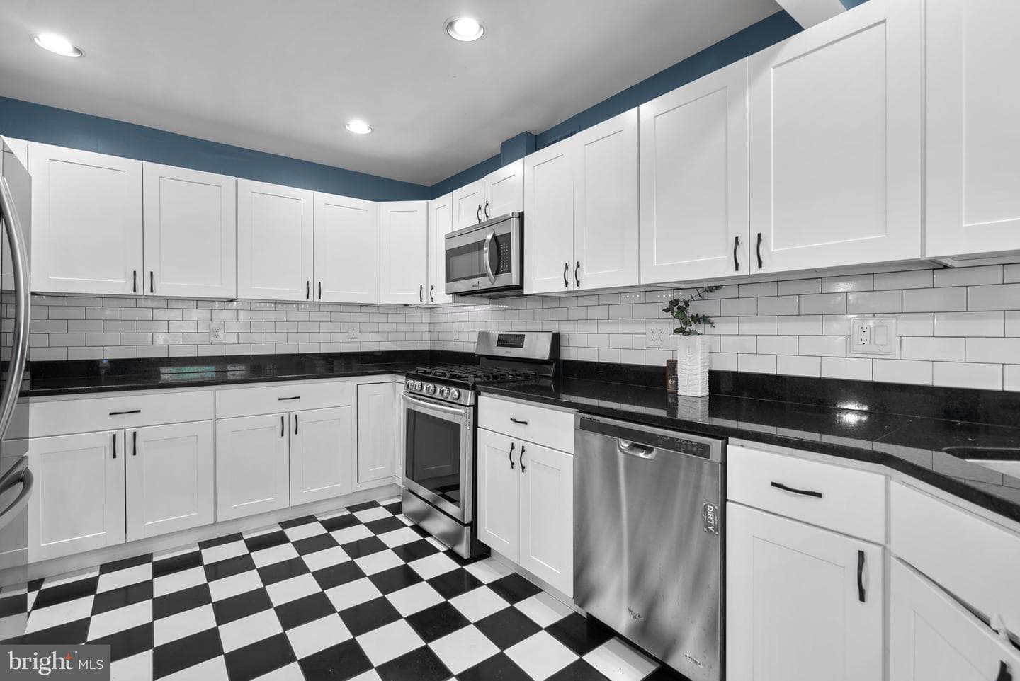 822 Loxford Terrace photo 9