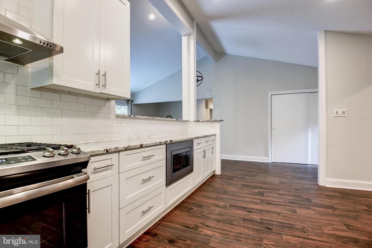 6900 Heatherhill Road photo 18