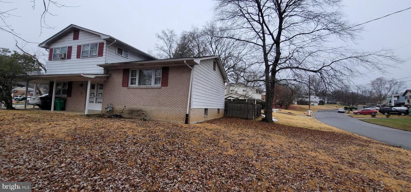4605 Sharon Road photo 3