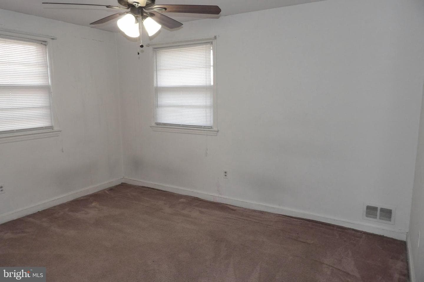 2105 Roxanne Place photo 9