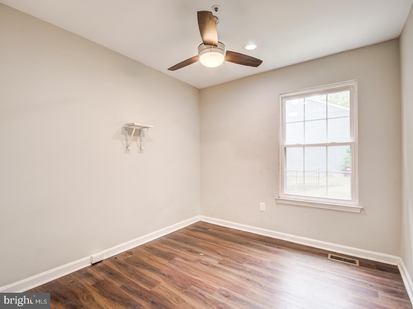 5751 Gladstone Way photo 9