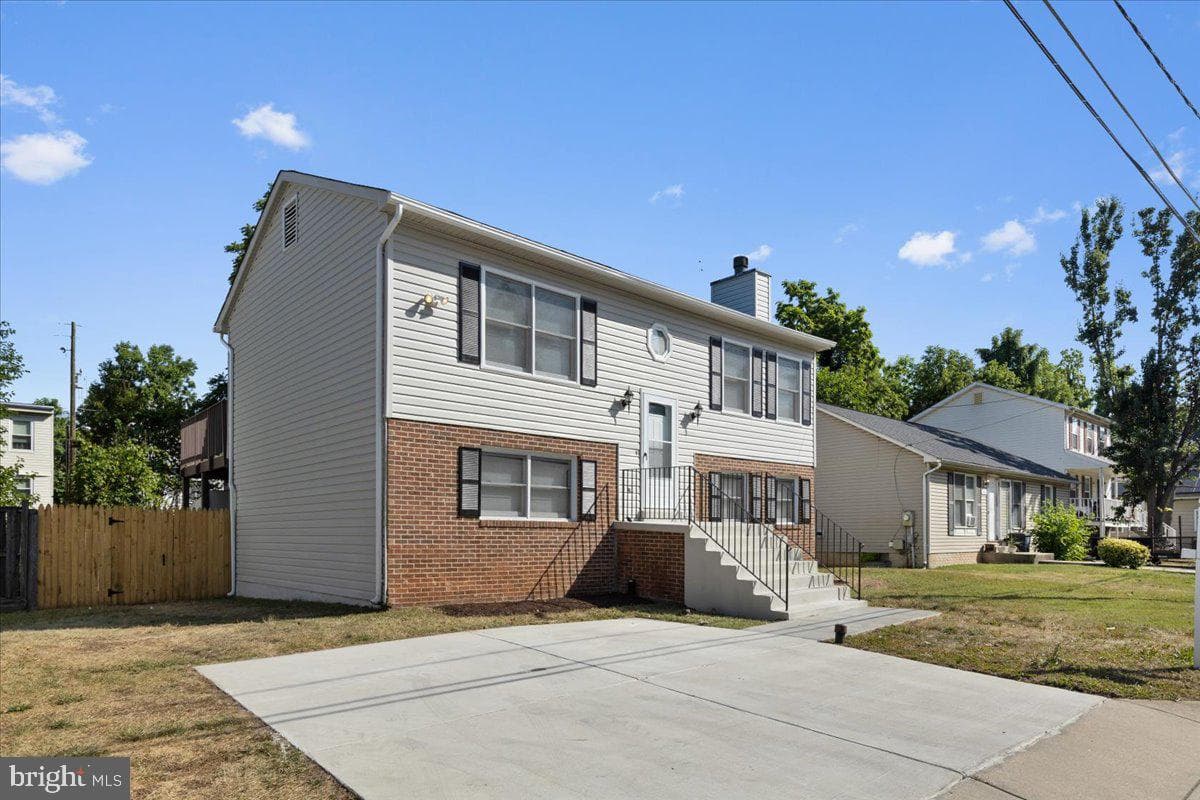 5804 Burgundy Street photo 2