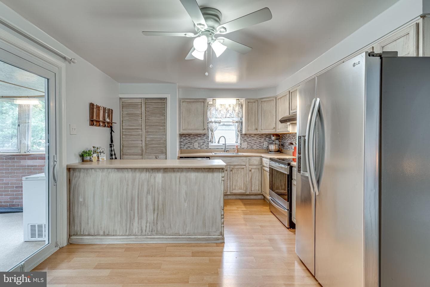 7102 Sybaris Drive photo 5
