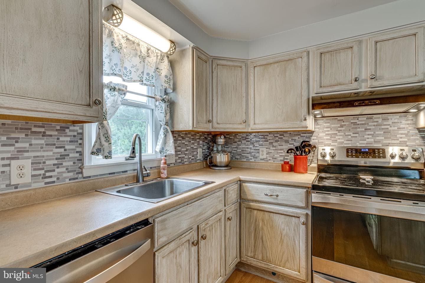 7102 Sybaris Drive photo 6