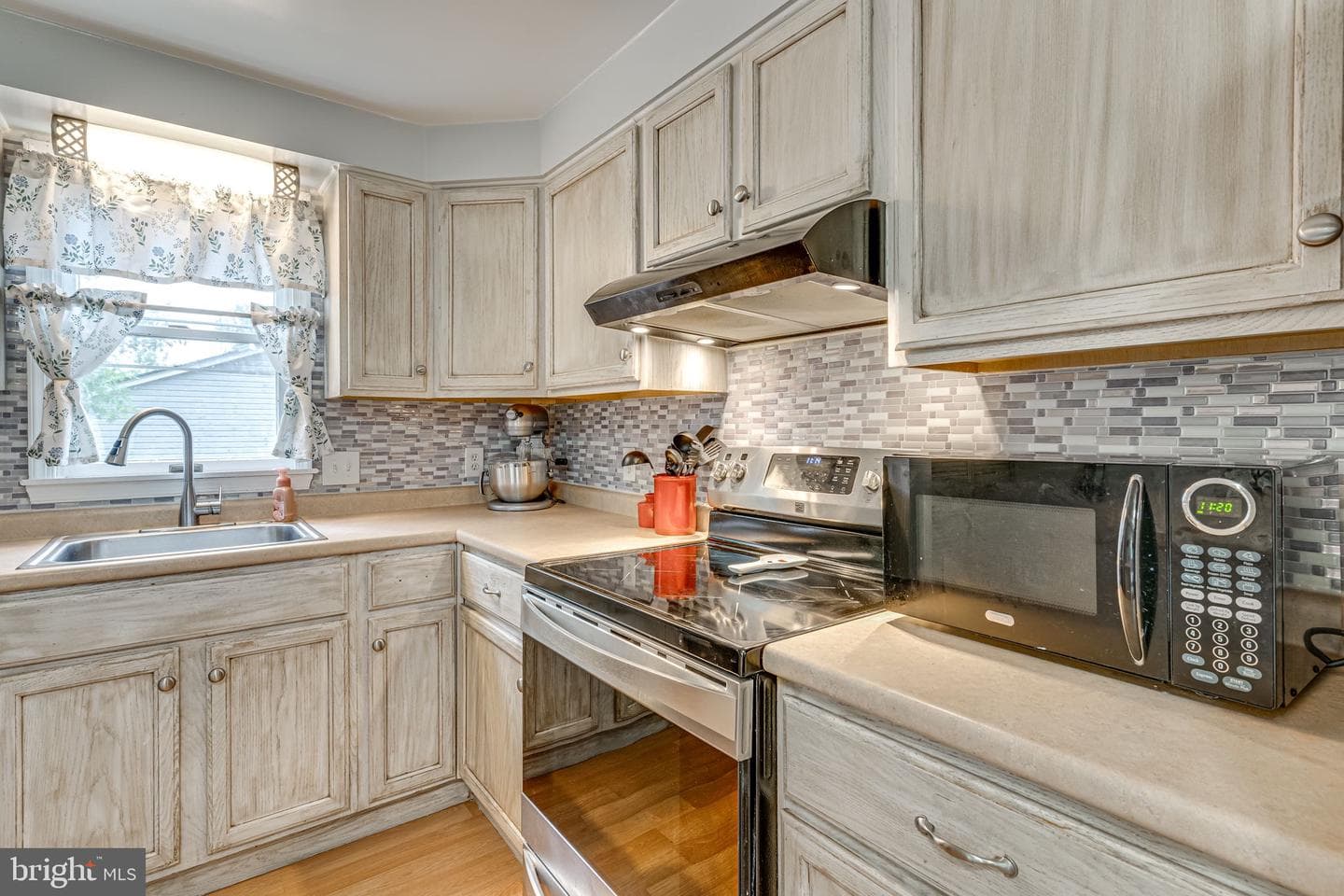 7102 Sybaris Drive photo 7