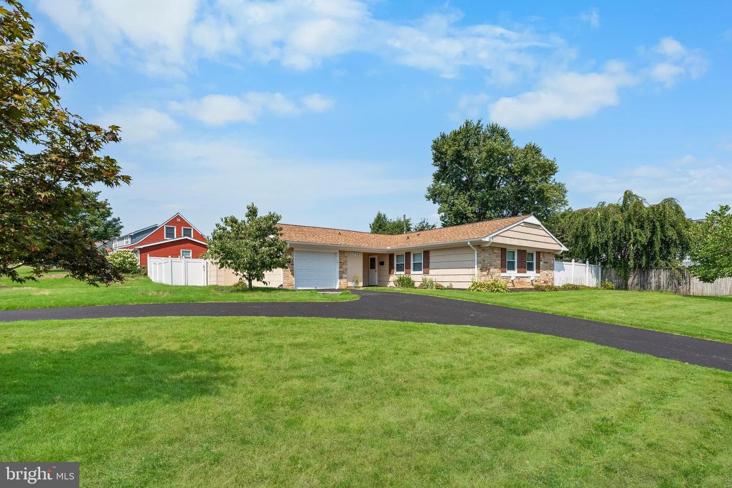 12729 Buckingham Drive photo 2