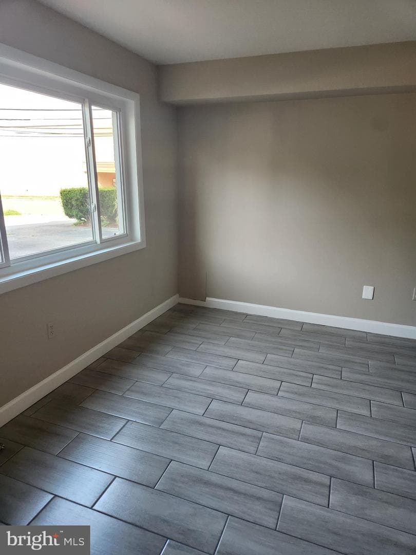 1102 Westview Terrace photo 3