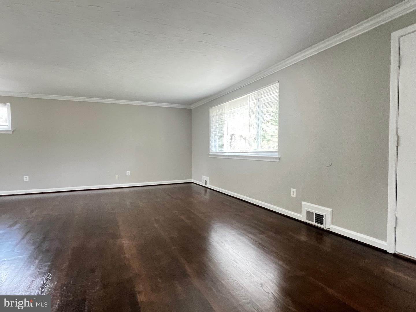 7112 Adelphi Road photo 4