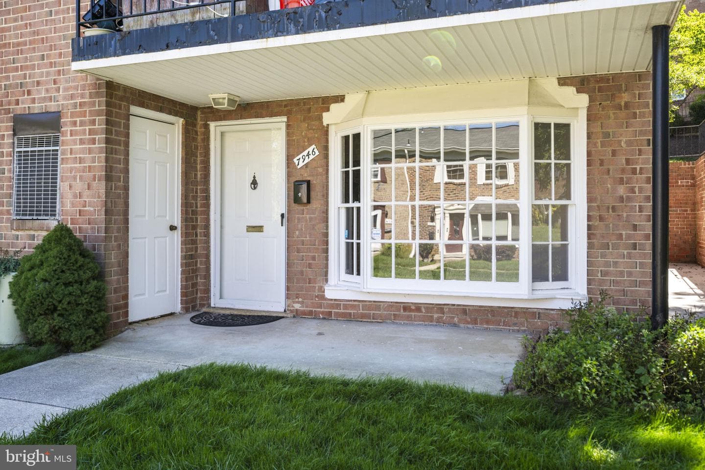 7946 Lakecrest Drive photo 2