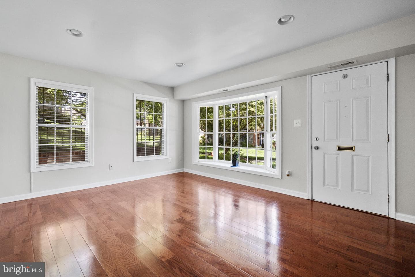 7946 Lakecrest Drive photo 5