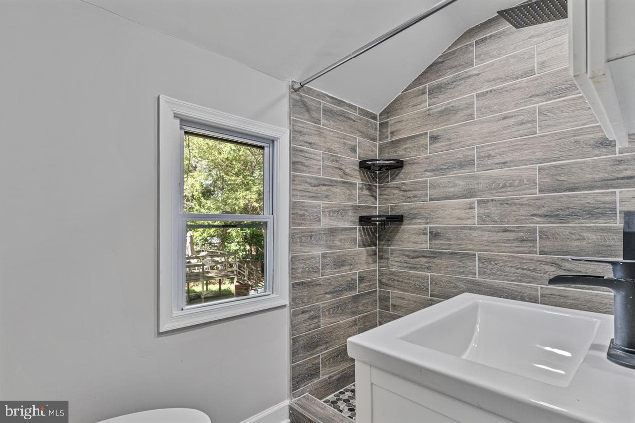 6008 Addison Road photo 7