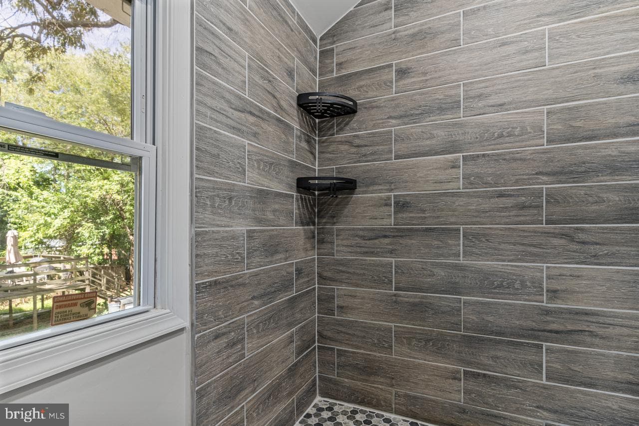 6008 Addison Road photo 8