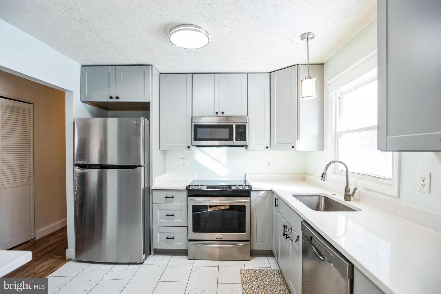 10308 Queen Elizabeth Drive photo 5