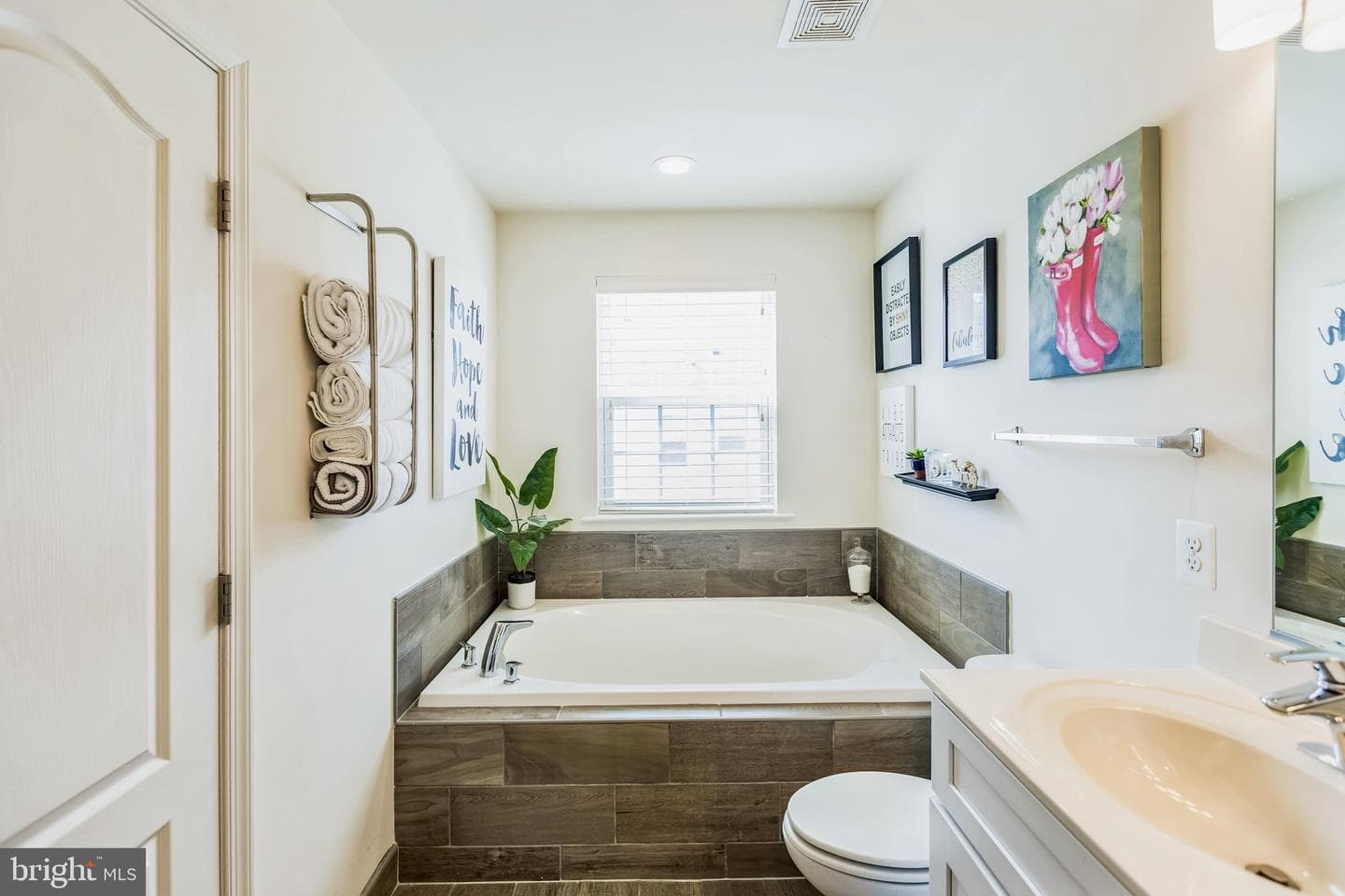10610 Eastland Circle photo 23