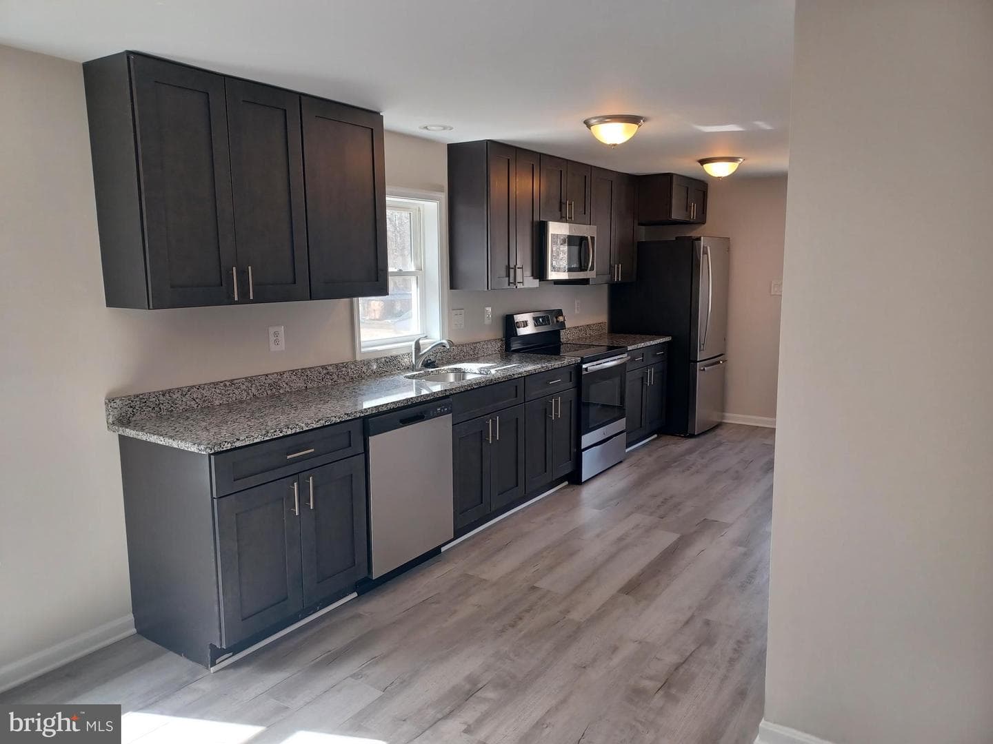 15205 Peerless Avenue photo 10