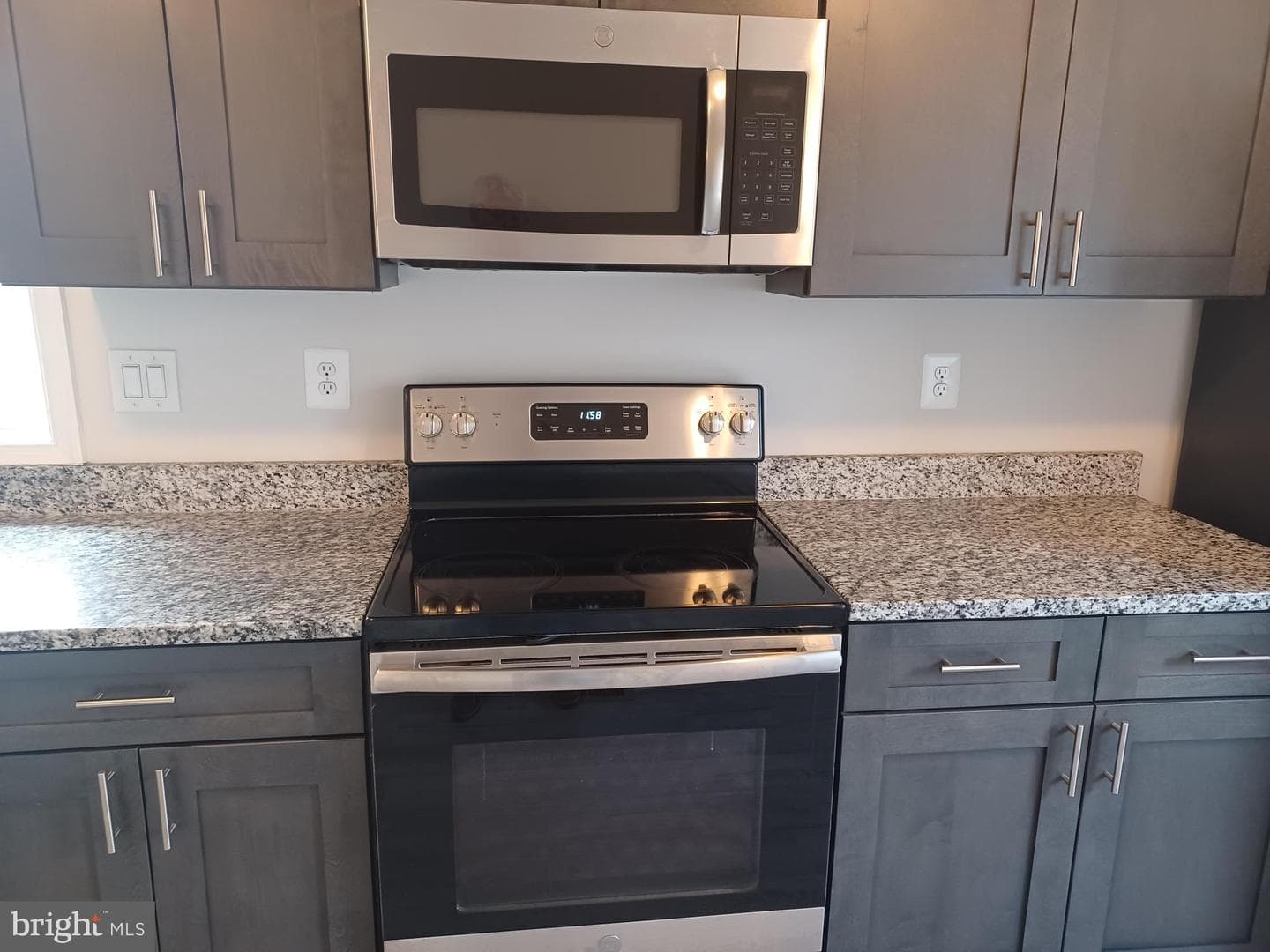 15205 Peerless Avenue photo 11