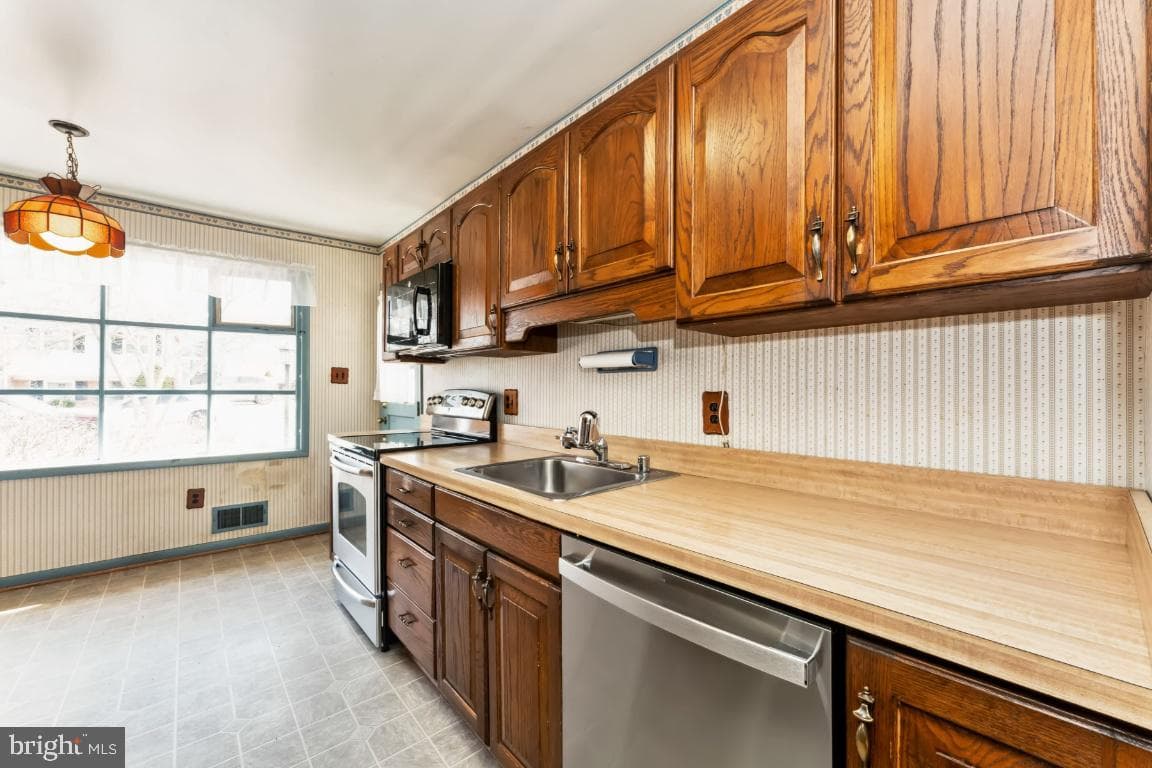 6912 Lyle Street photo 11