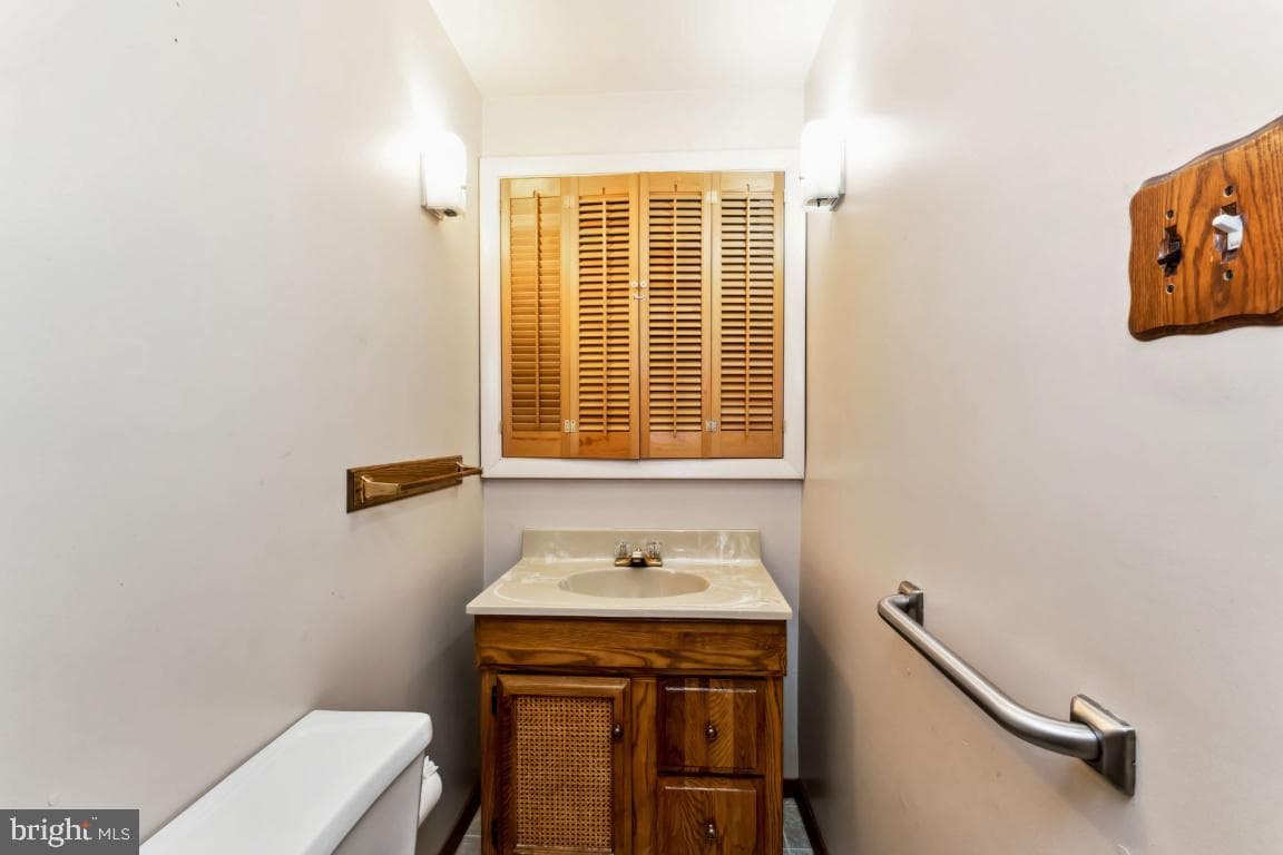 6912 Lyle Street photo 5
