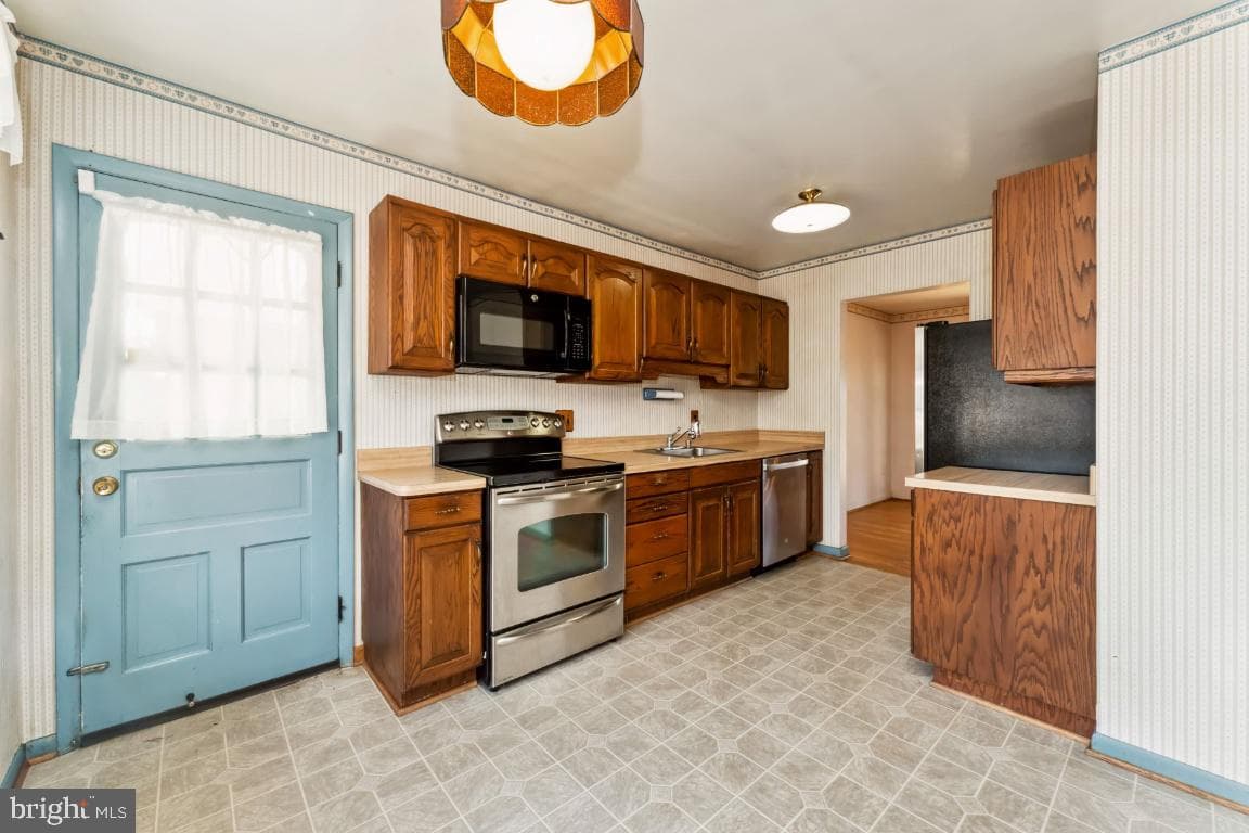 6912 Lyle Street photo 8