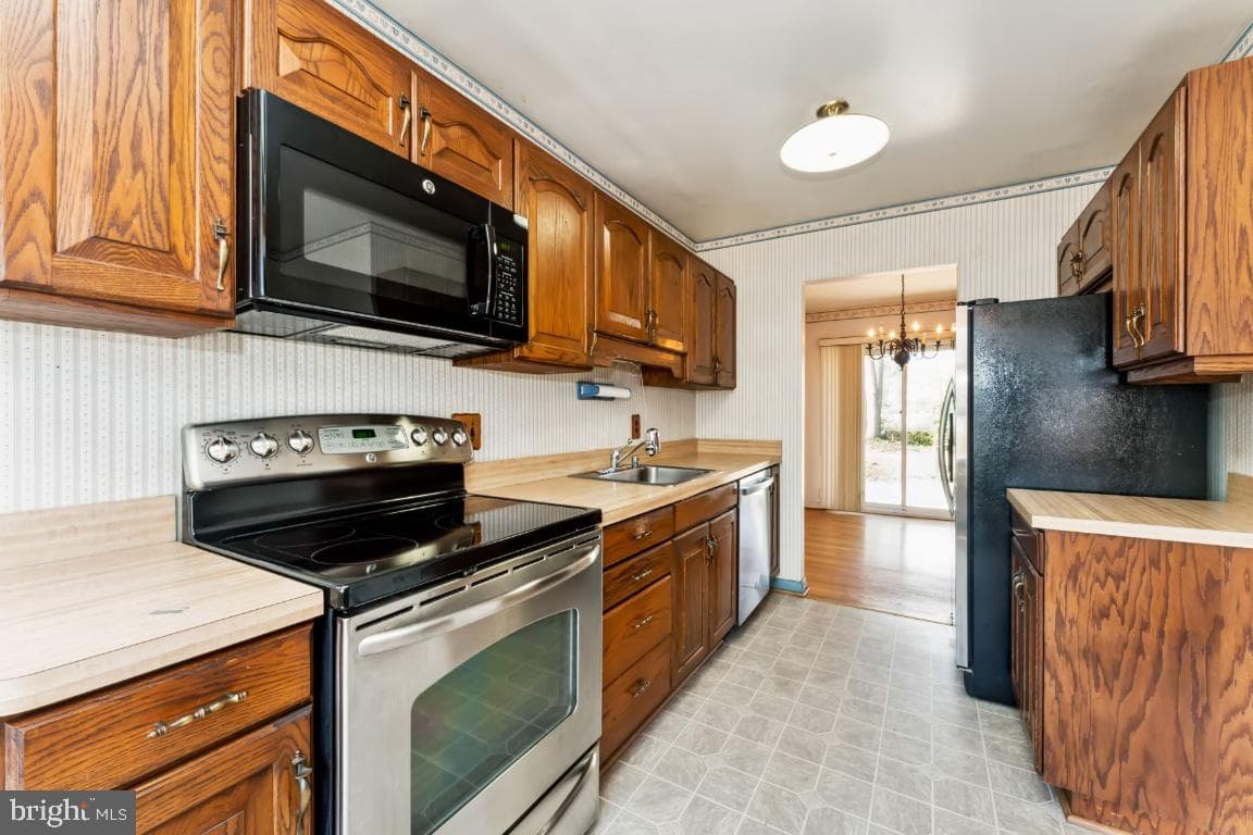 6912 Lyle Street photo 9