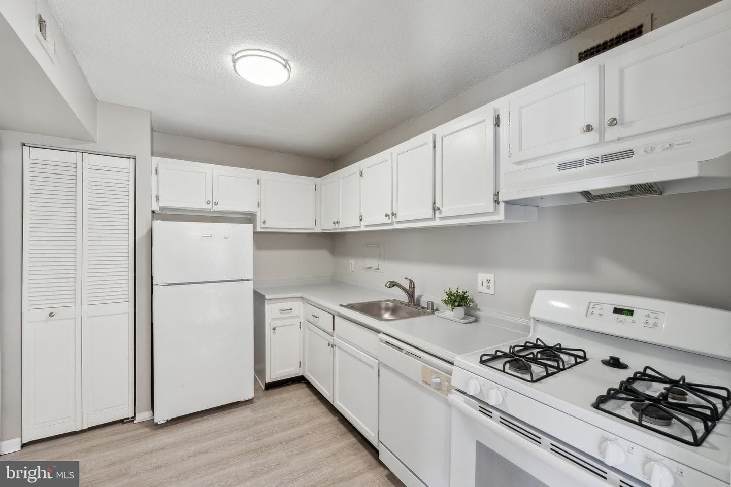 1836 Metzerott Road #1827 photo 7