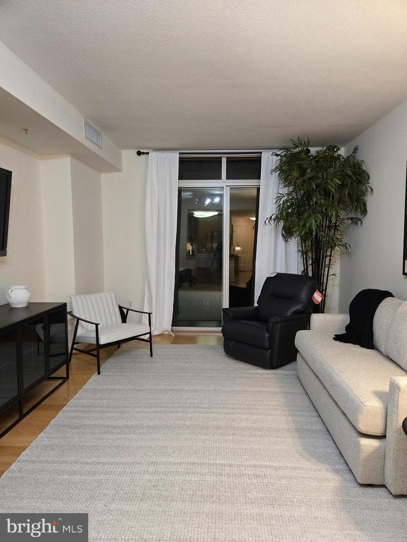 155 Potomac #710 photo 8