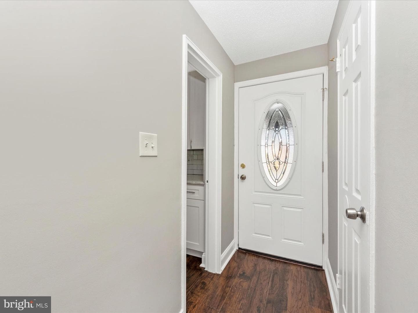 3904 Essex Court photo 6