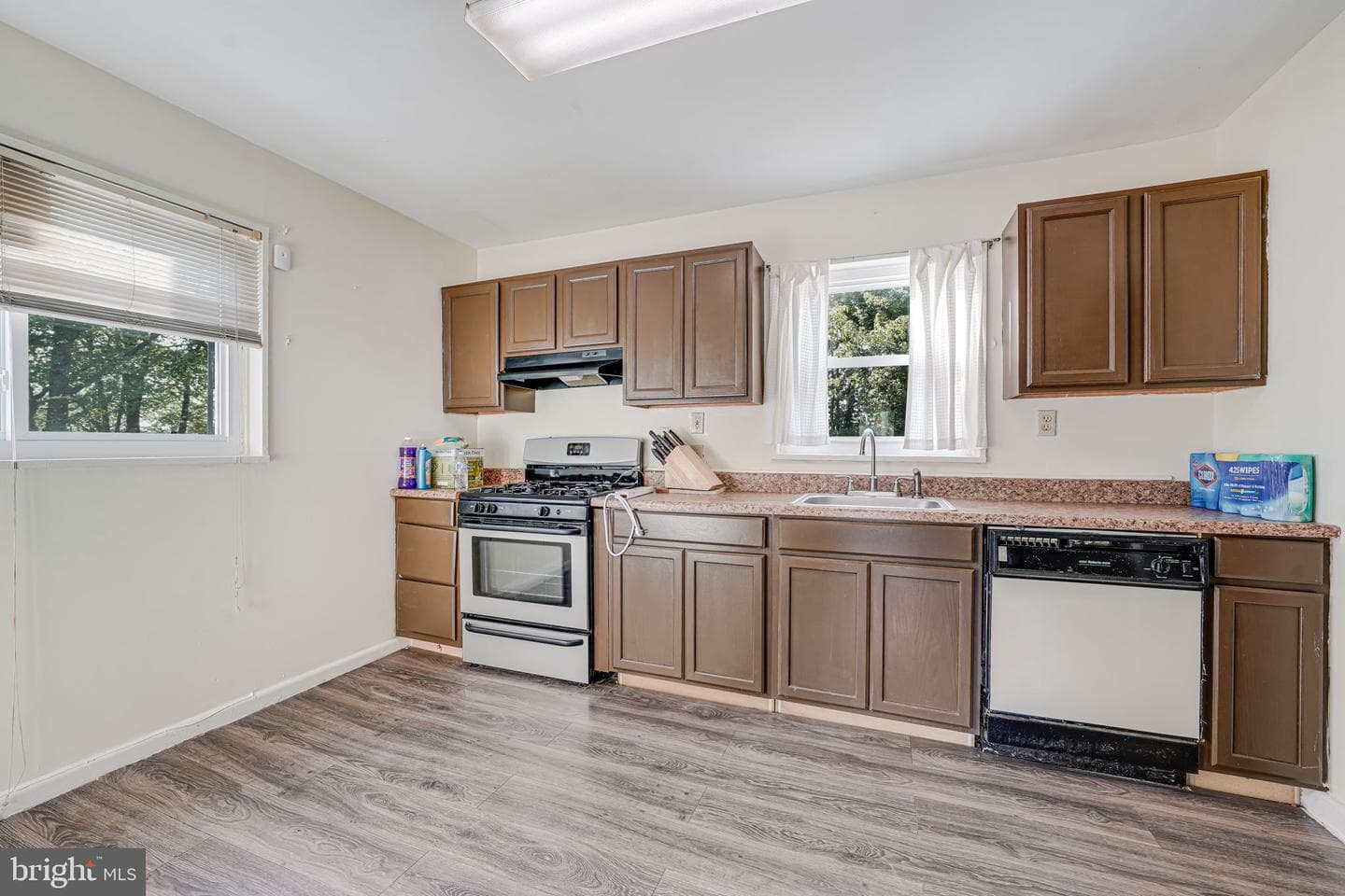 6935 Halleck Street photo 8