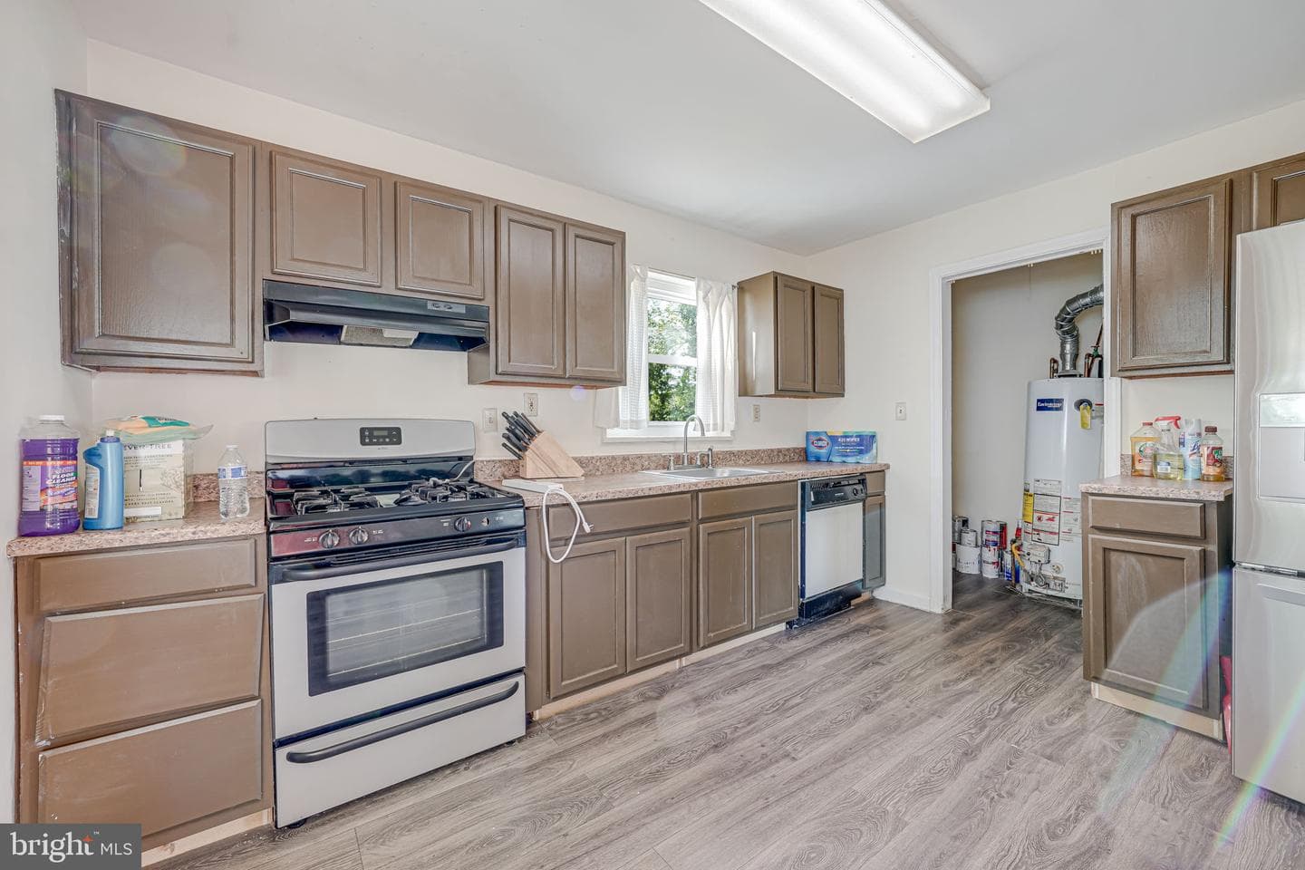 6935 Halleck Street photo 9