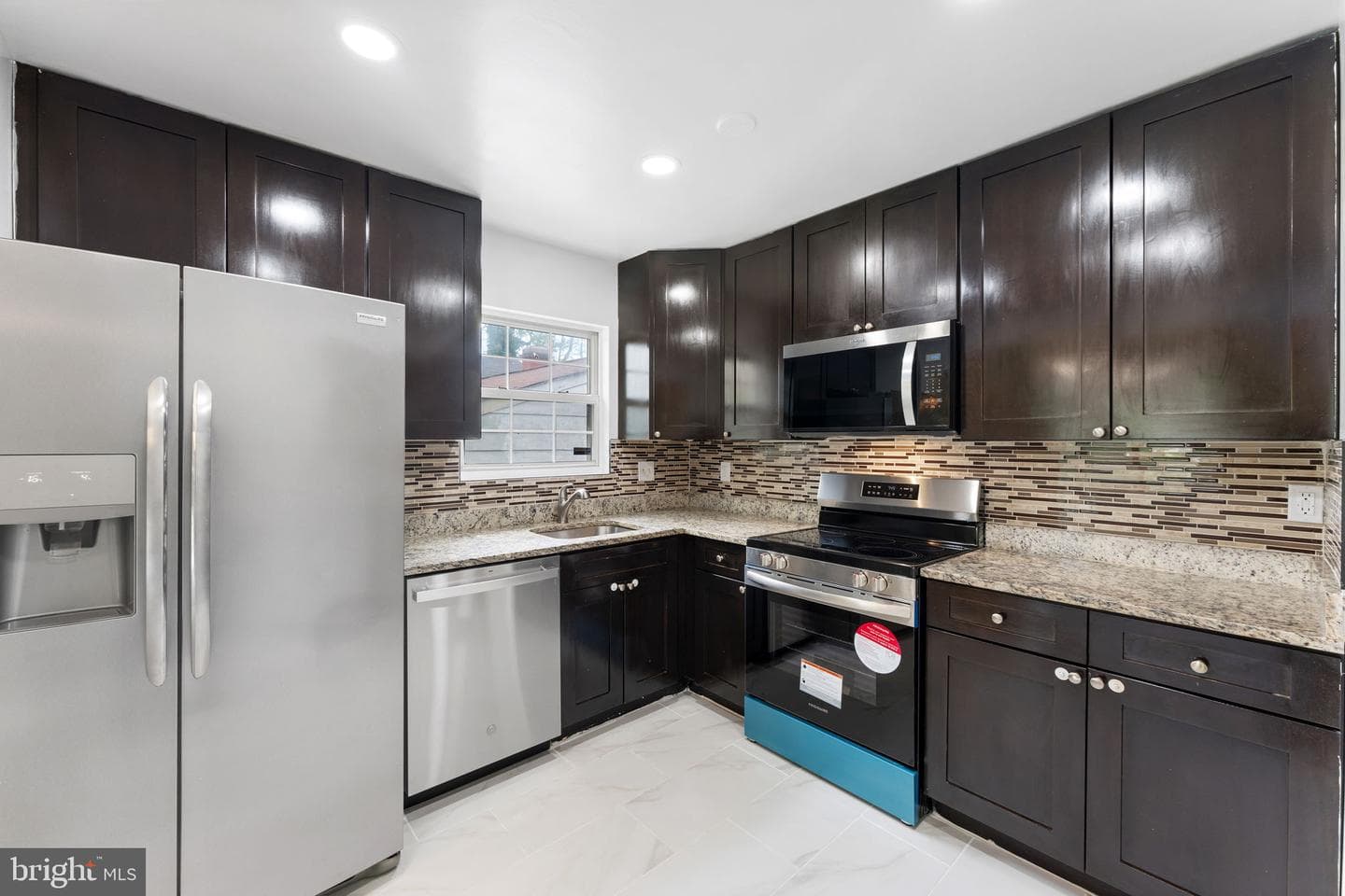 300 Goldleaf Ave photo 12