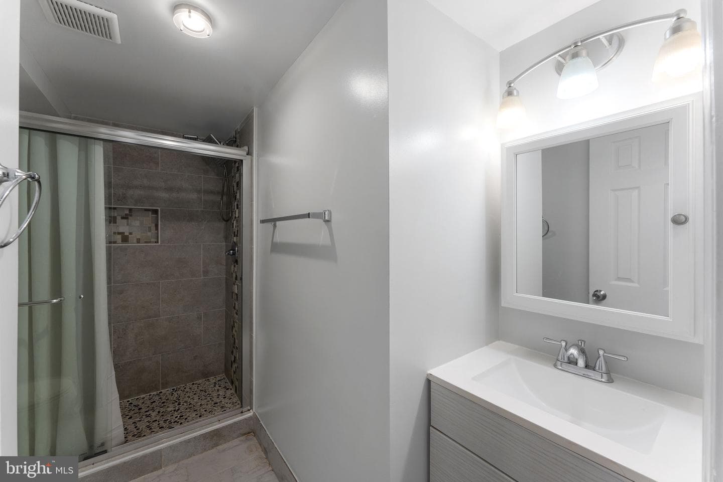 300 Goldleaf Ave photo 25
