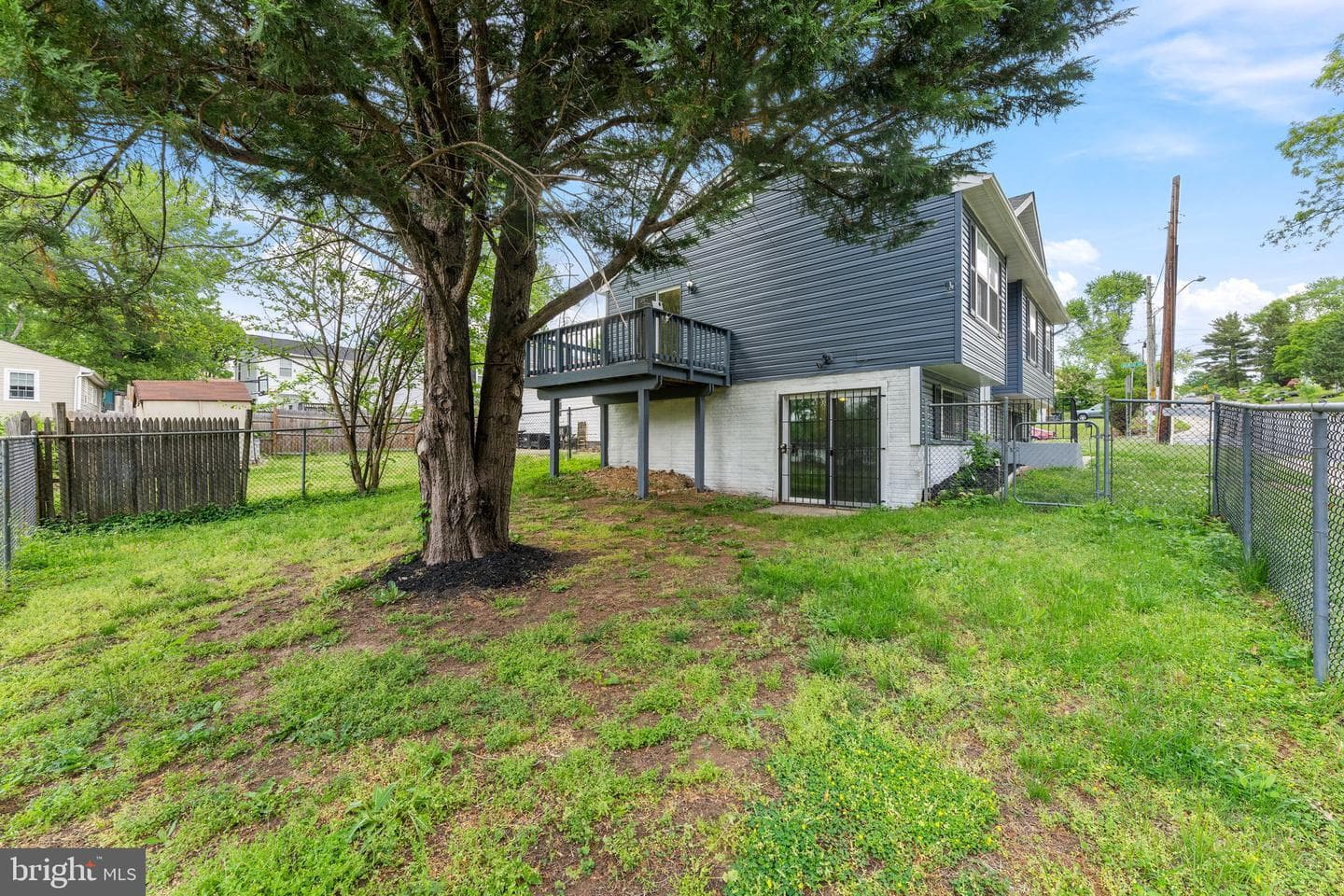 300 Goldleaf Ave photo 31