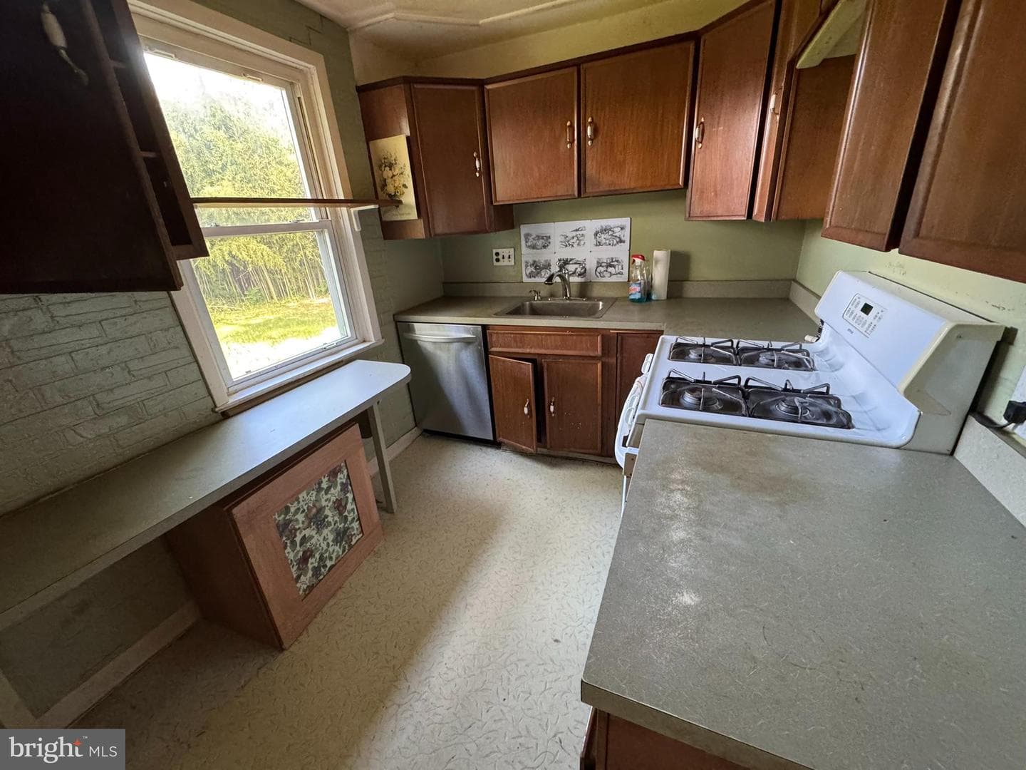 5008 Tuckerman Street photo 2