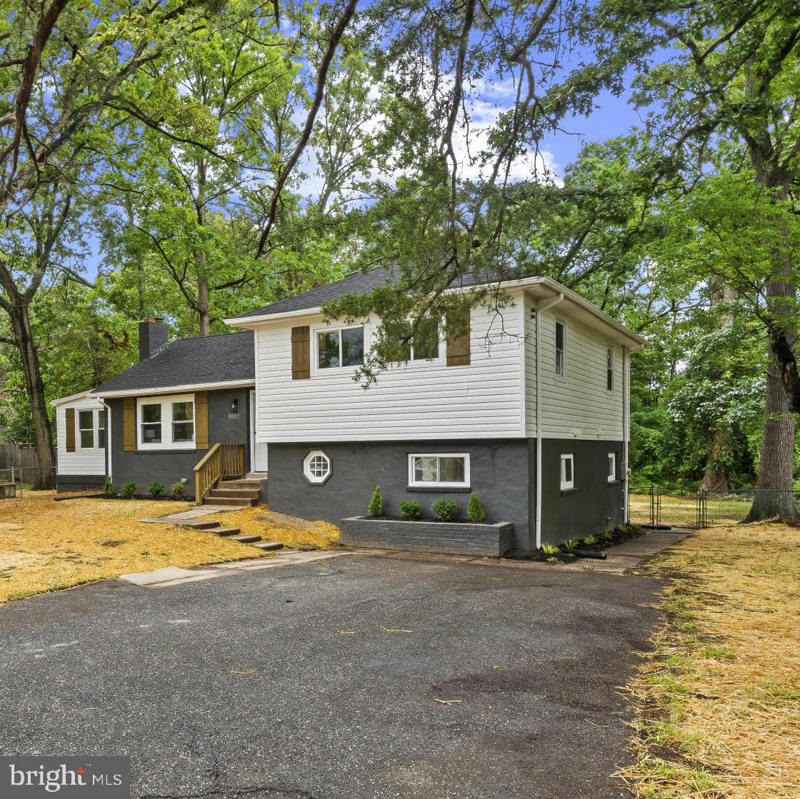 8002 Prince Georges Drive photo 2
