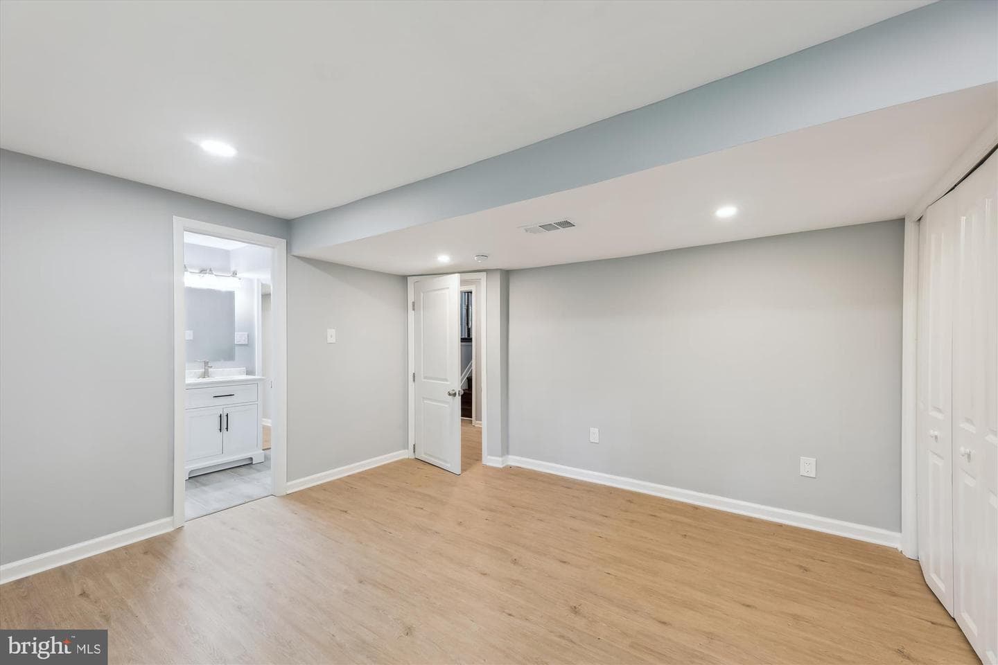 16401 Cambridge Court photo 20