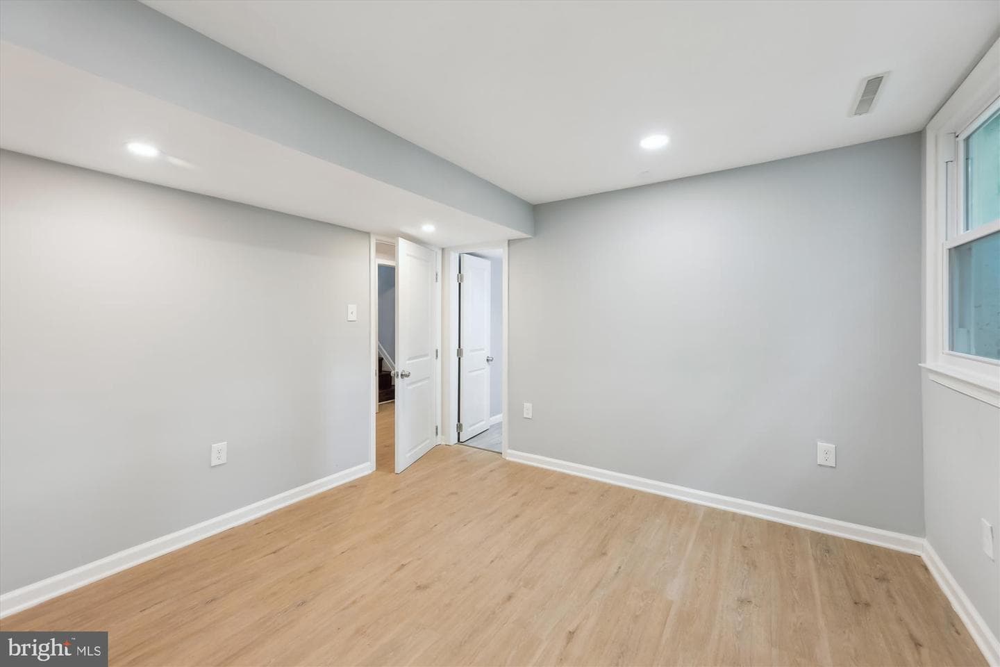 16401 Cambridge Court photo 27