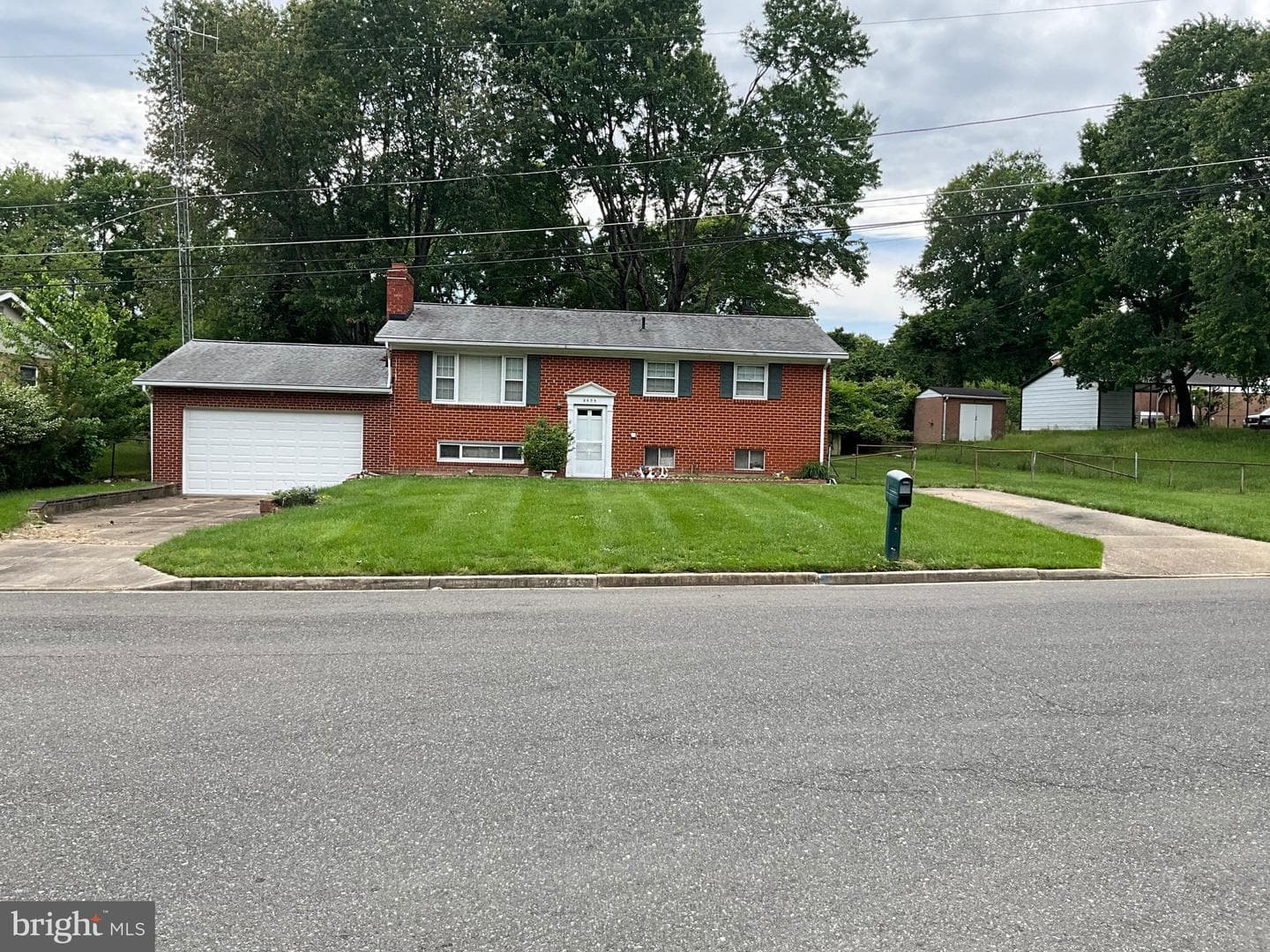 9505 Queensway Road photo 1