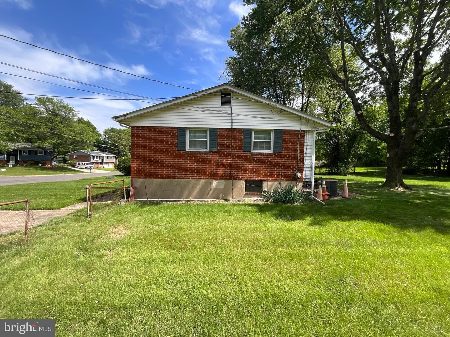 9505 Queensway Road photo 2