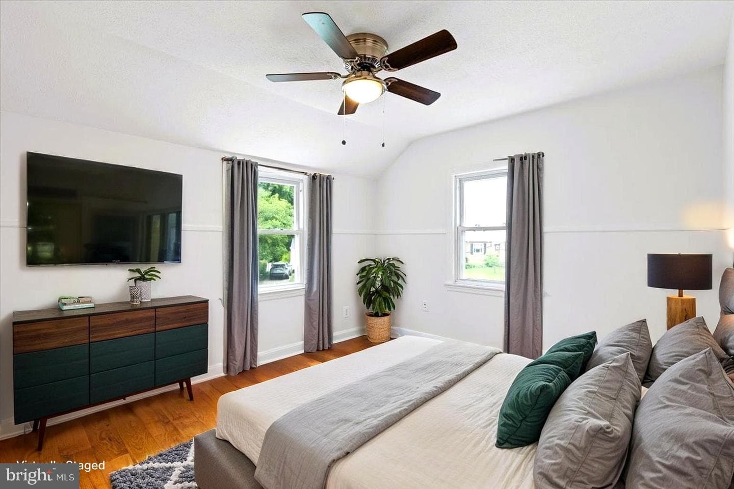 5901 Euclid photo 24