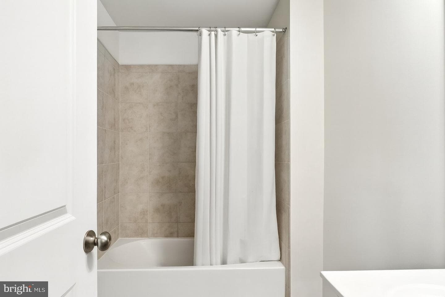 9303 Geaton Park photo 38
