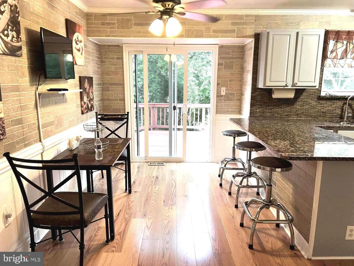 1712 Dennis Court photo 4