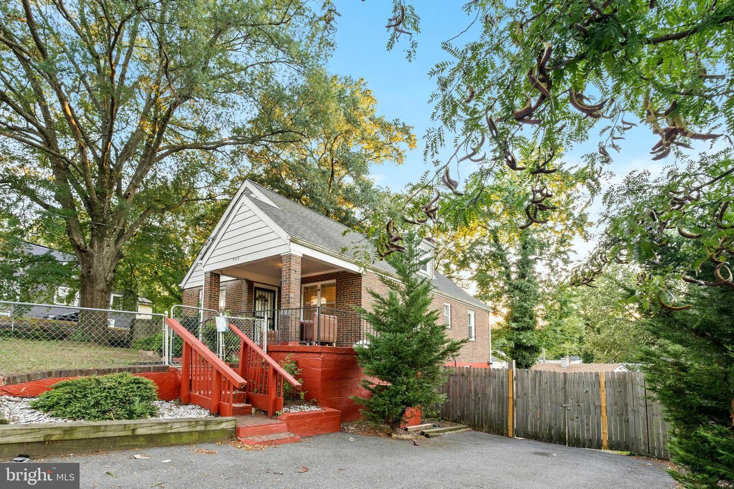 607 Larchmont Avenue photo 3