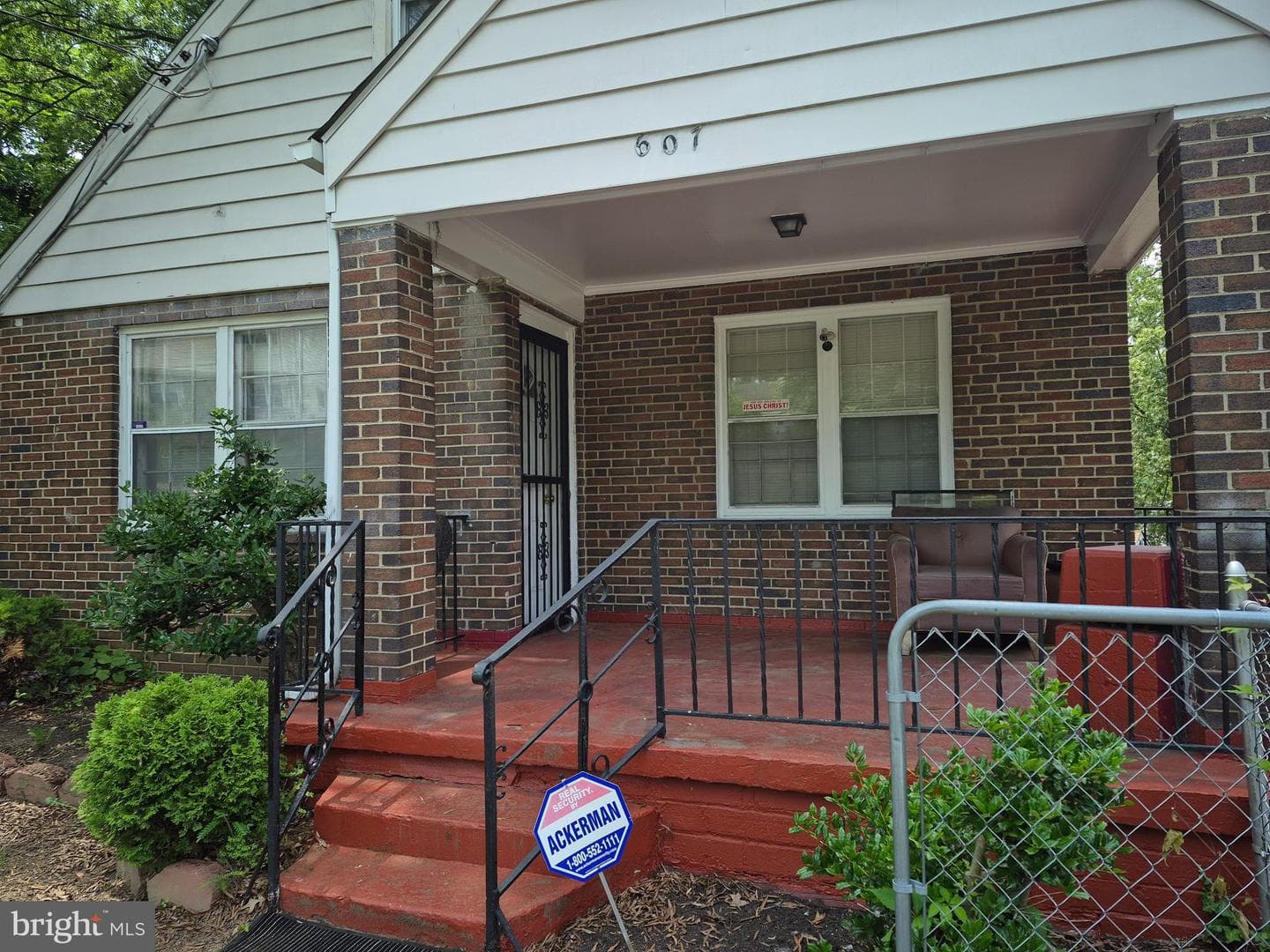 607 Larchmont Avenue photo 4